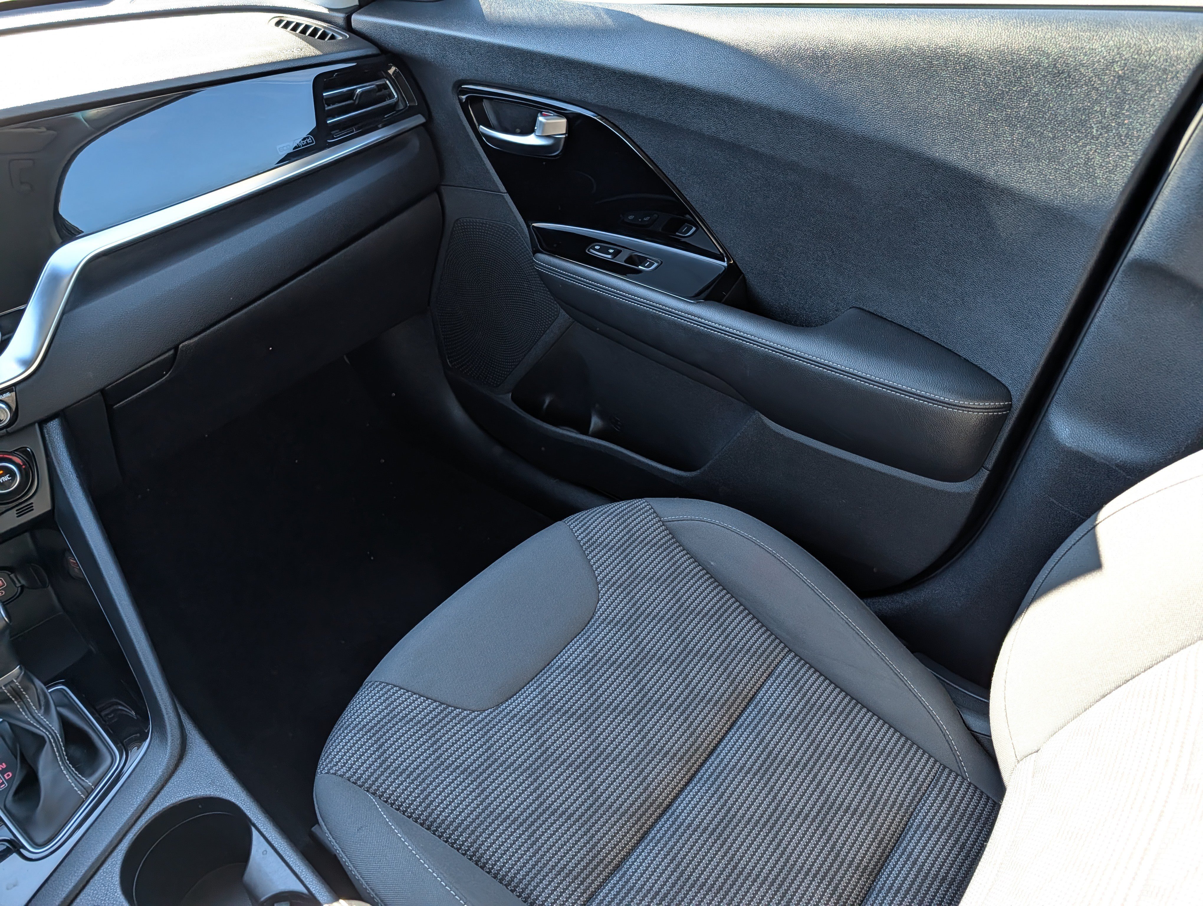Certified 2022 Kia Niro LXS w/ Digital Cluster Package FWD image 11