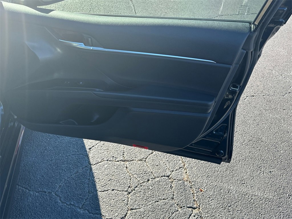 Used 2020 Toyota Camry SE w/ Sunroof Package image 14