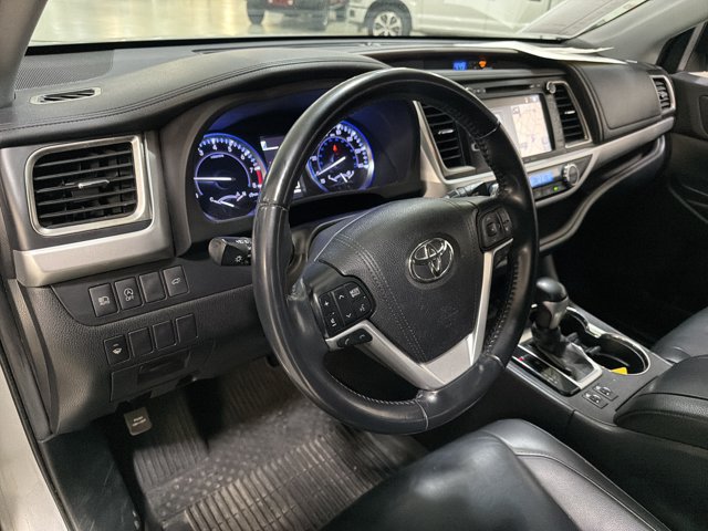 Used 2019 Toyota Highlander XLE AWD/4WD image 9