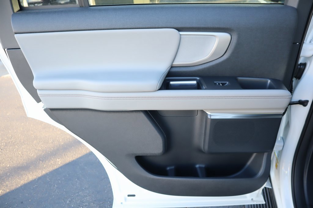 New 2025 Ford Expedition Active image 18