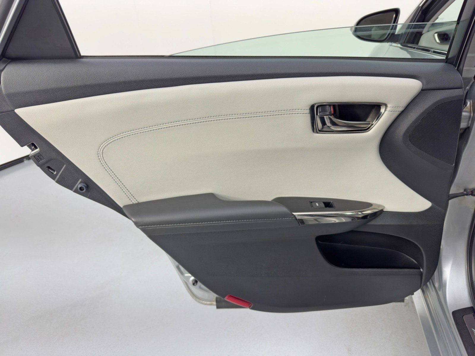 Used 2016 Toyota Avalon Limited w/ Toyota Safety Sense Package image 40