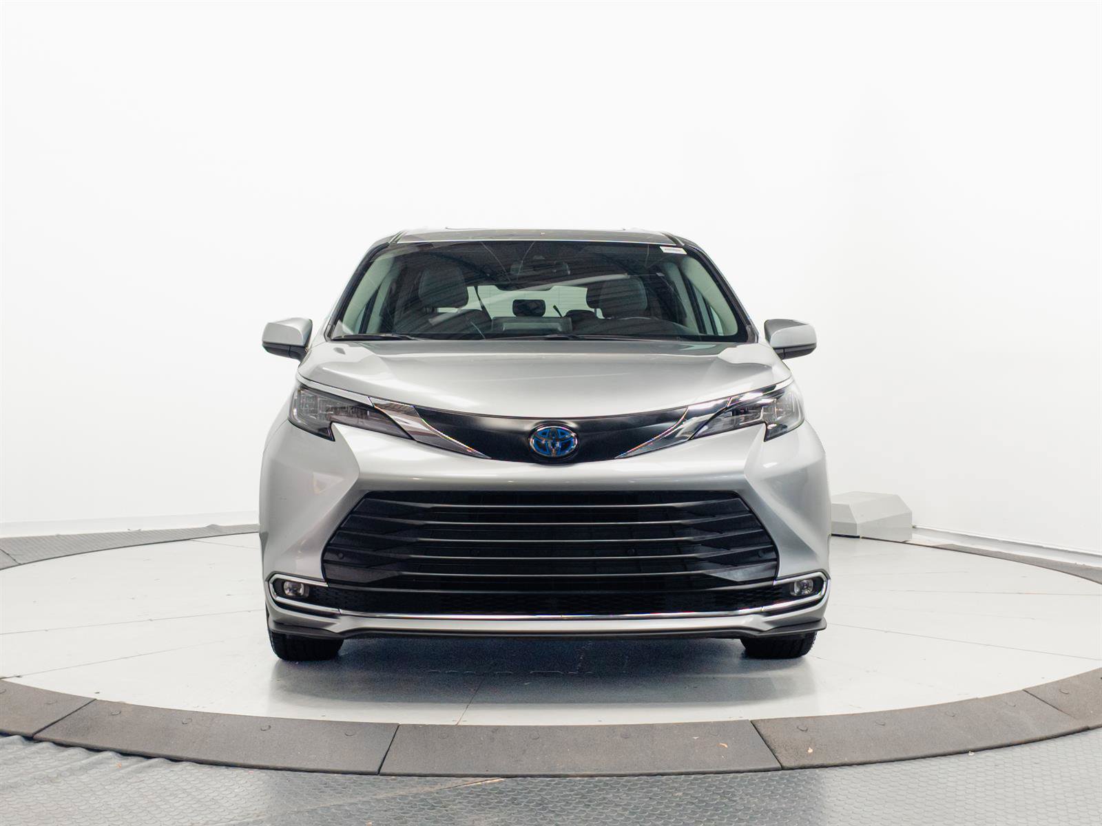 Certified 2024 Toyota Sienna XLE FWD image 2