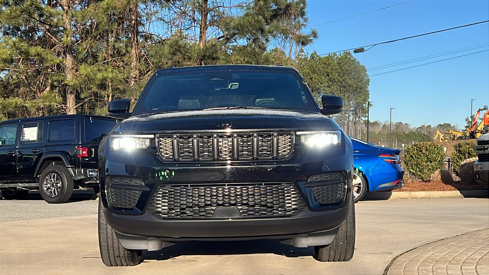 Used 2025 Jeep Grand Cherokee Altitude image 3