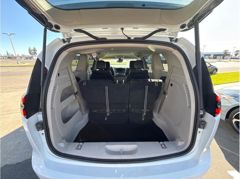 Used 2023 Chrysler Pacifica Touring-L FWD image 8