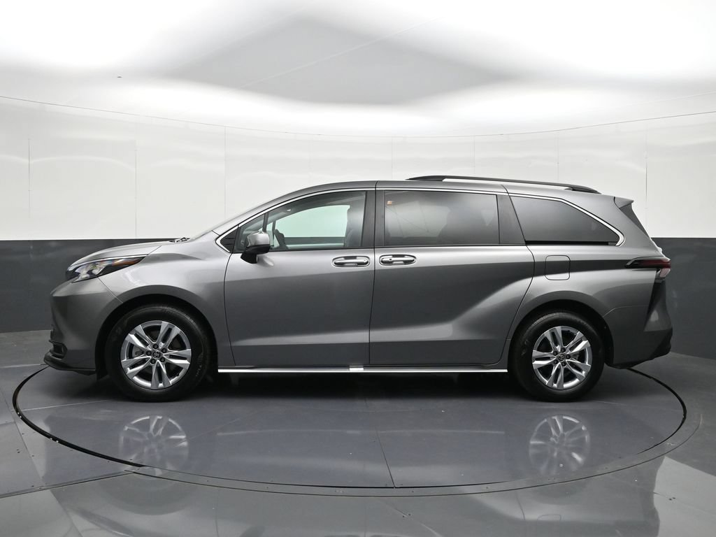 Used 2026 Toyota Sienna XLE FWD image 2