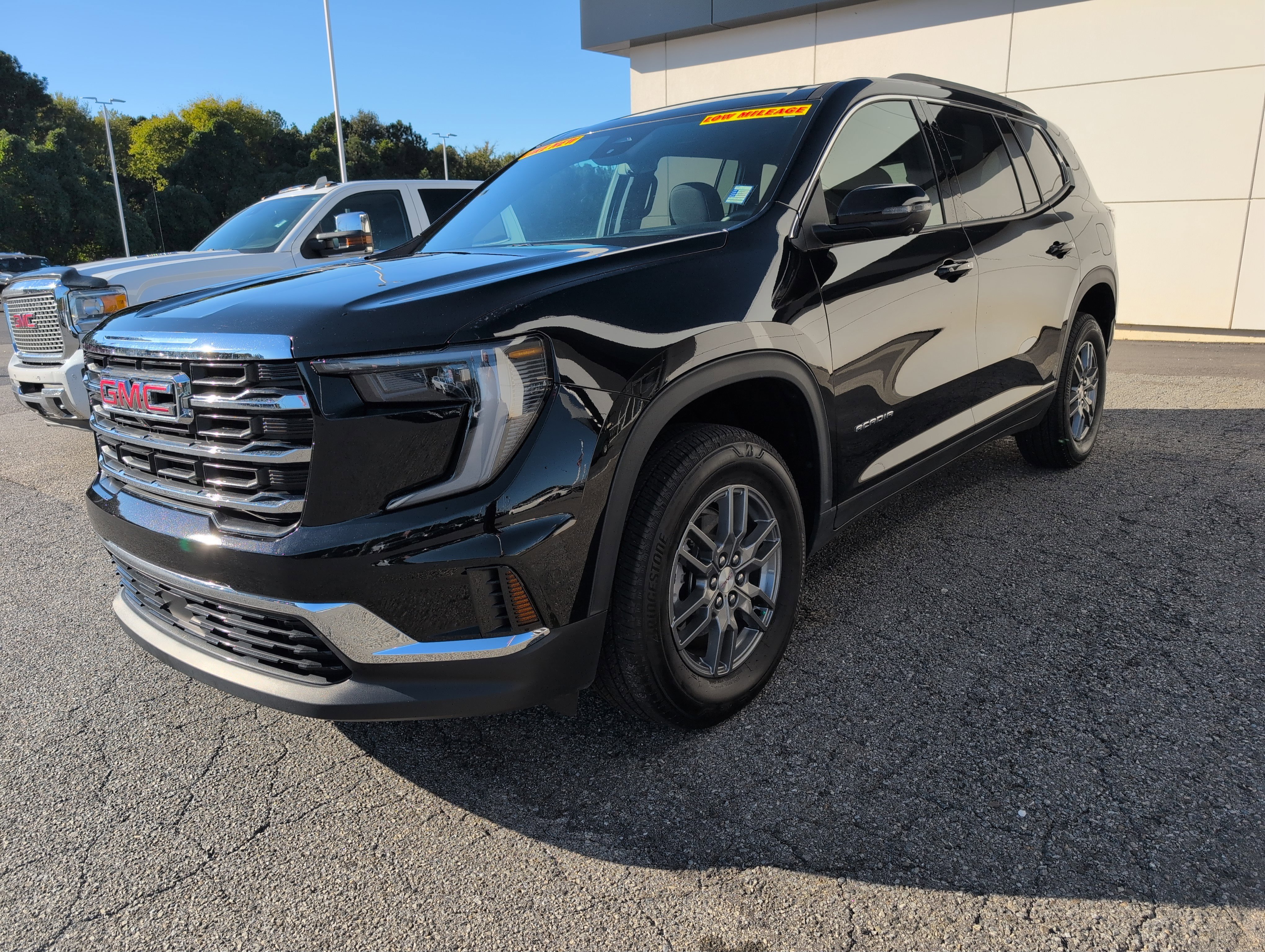 Used 2025 GMC Acadia Elevation image 1