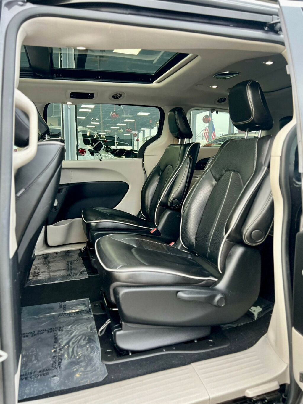 Used 2021 Chrysler Pacifica Limited w/ Uconnect Theater Family Group image 13