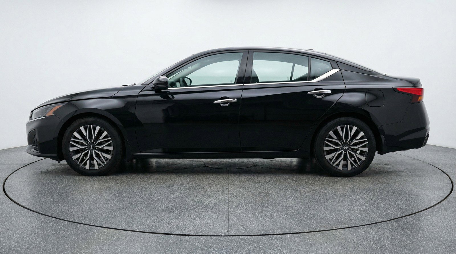 Used 2025 Nissan Altima 2.5 SV FWD image 5