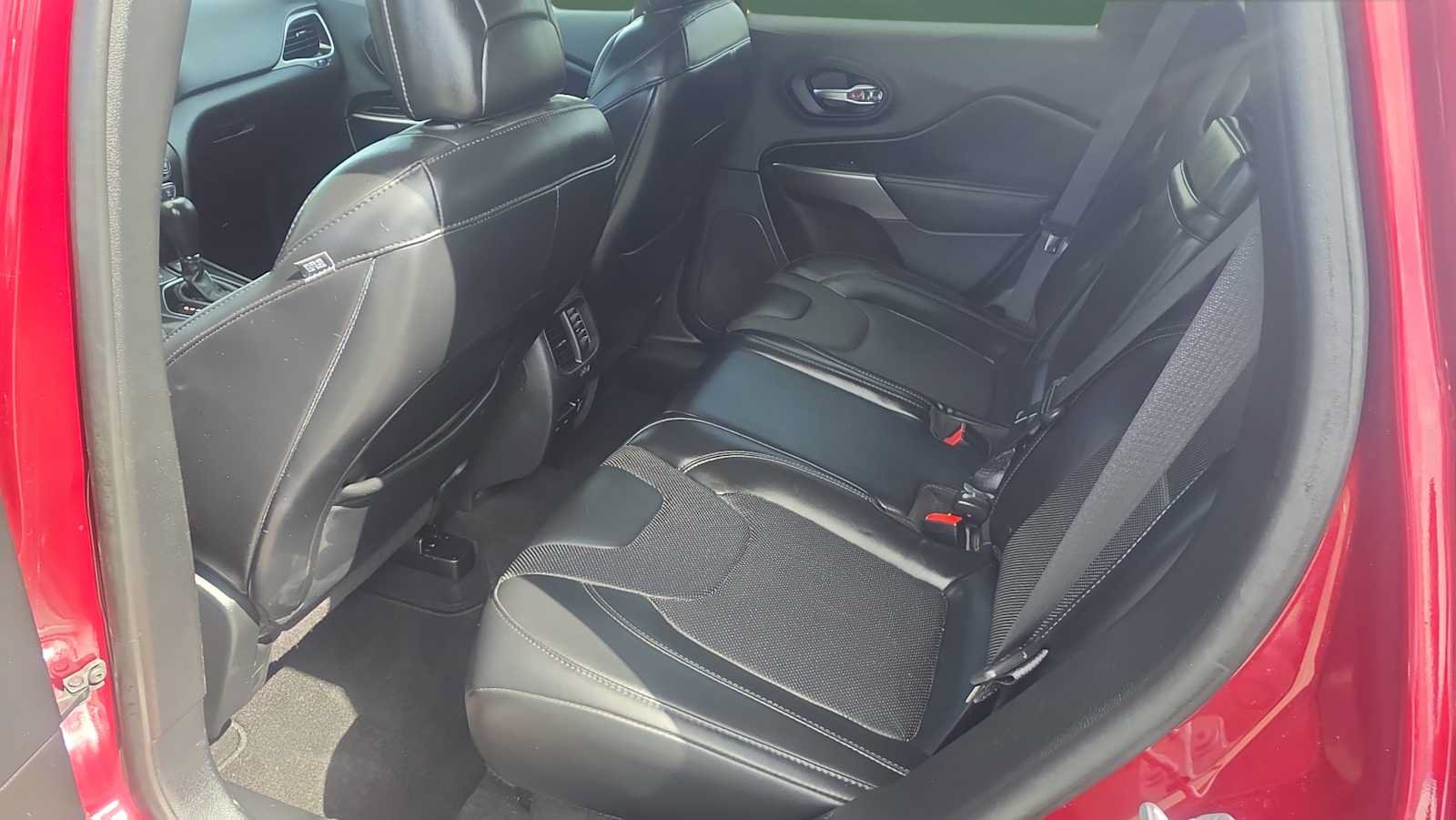 Used 2019 Jeep Cherokee Limited AWD/4WD image 16