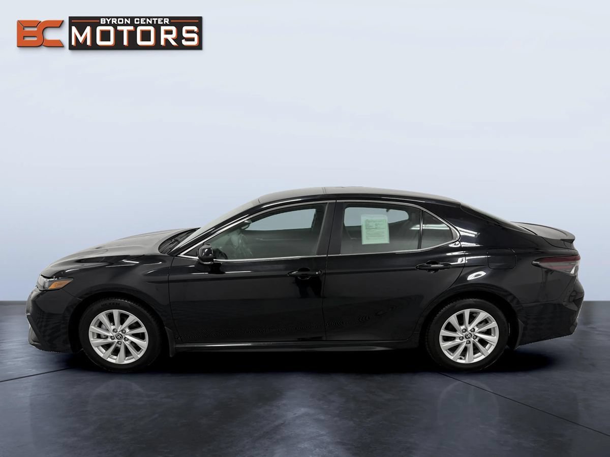 Used 2024 Toyota Camry SE FWD image 3