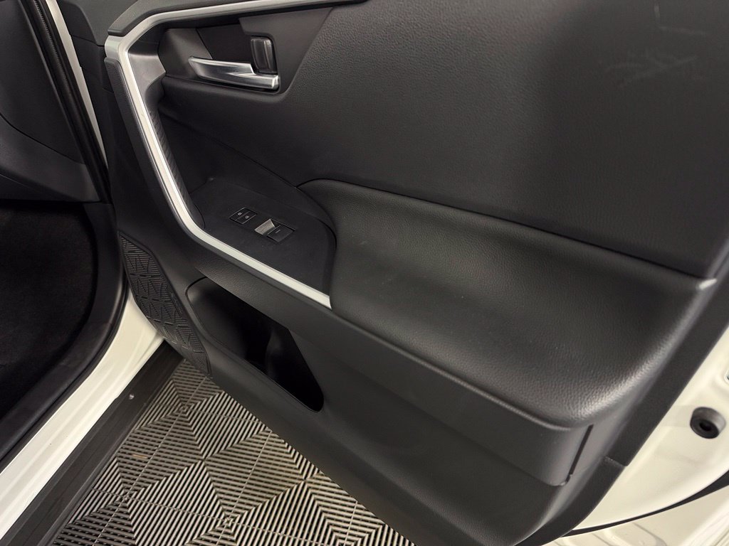 Used 2025 Toyota RAV4 SE AWD/4WD image 32