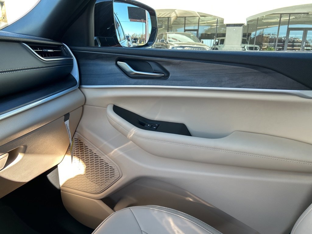 New 2025 Jeep Grand Cherokee L Limited image 17