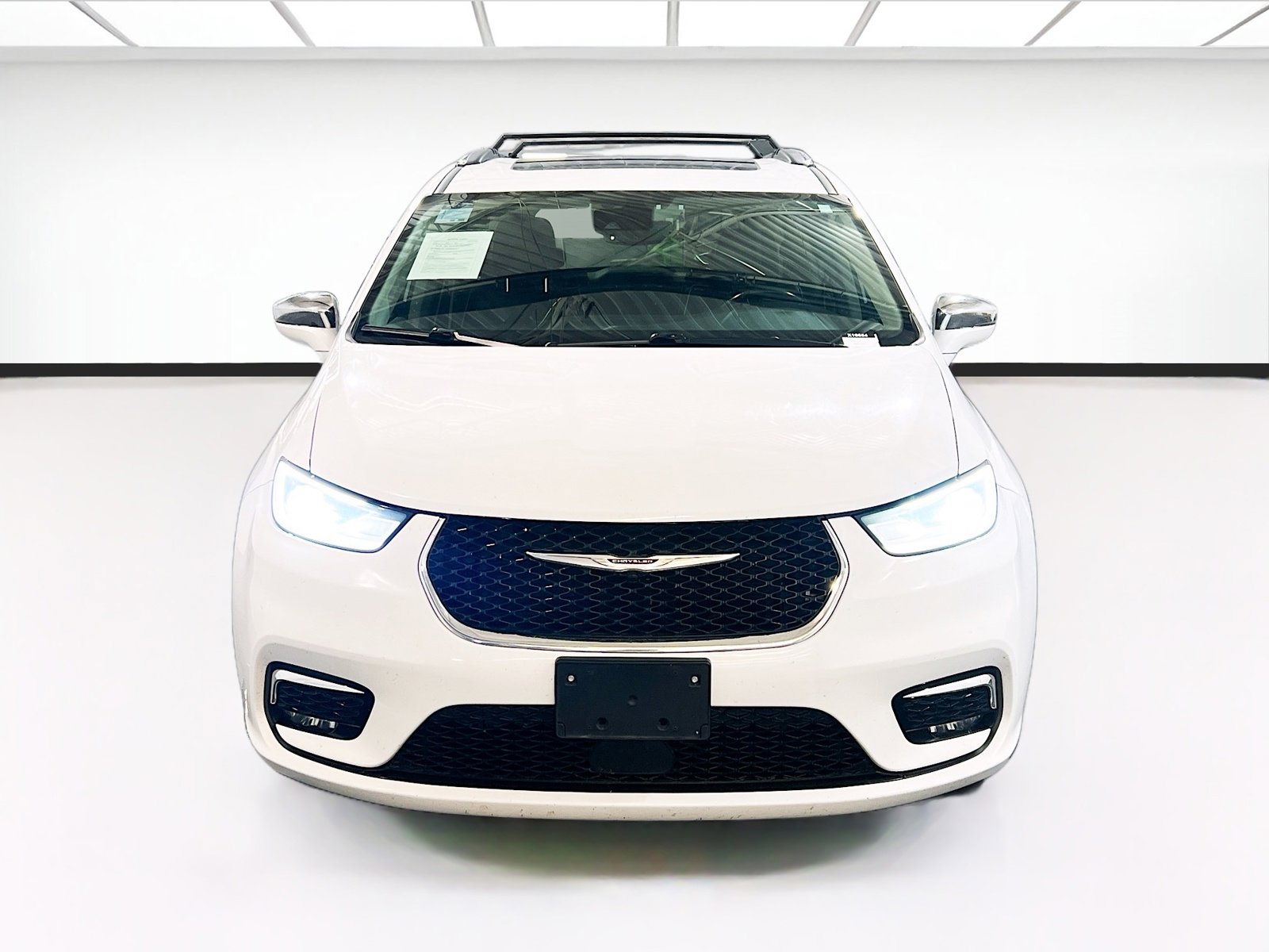 Used 2021 Chrysler Pacifica Limited AWD/4WD image 2