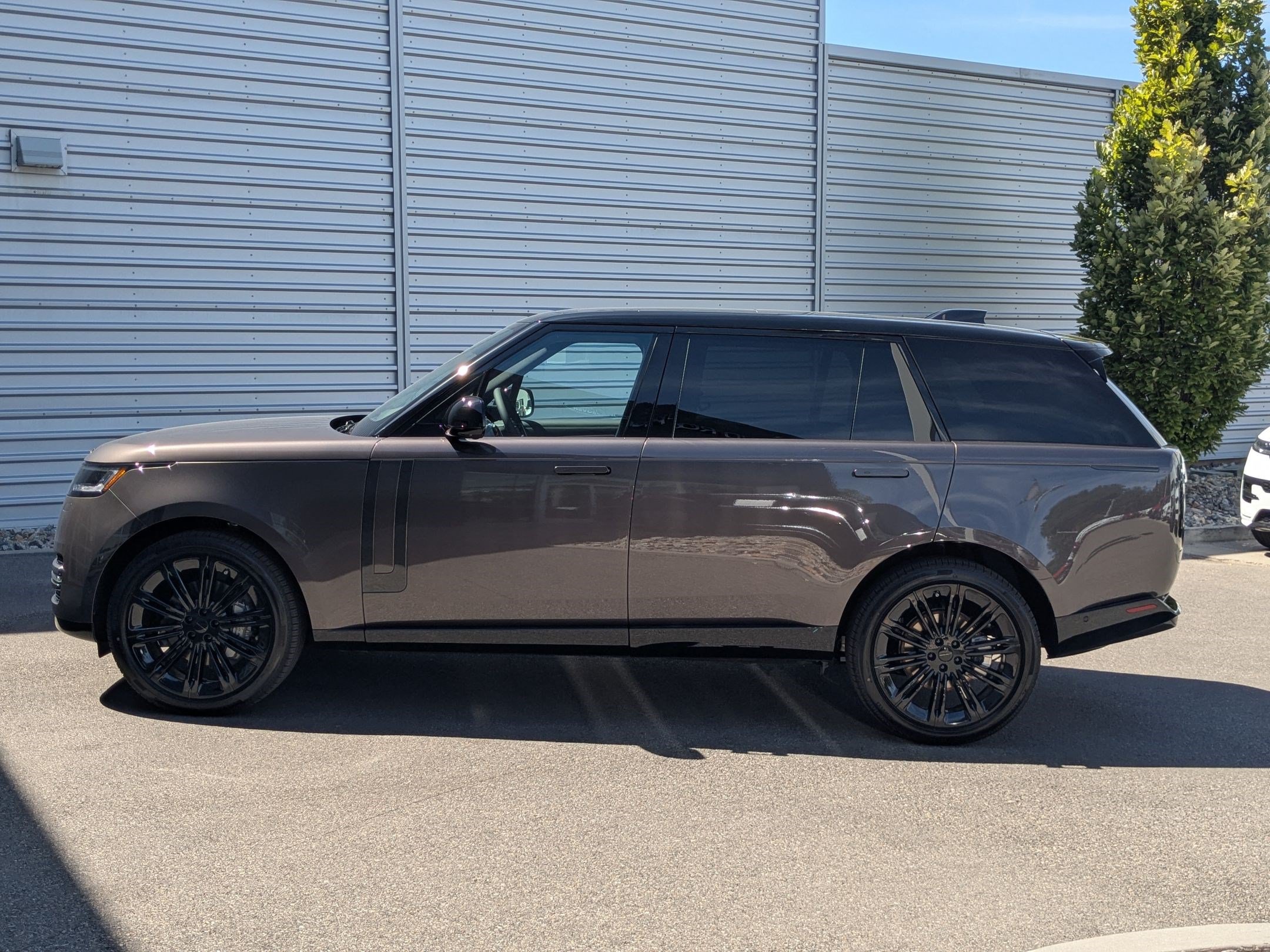 New 2026 Land Rover Range Rover Long Wheelbase SE AWD/4WD image 8