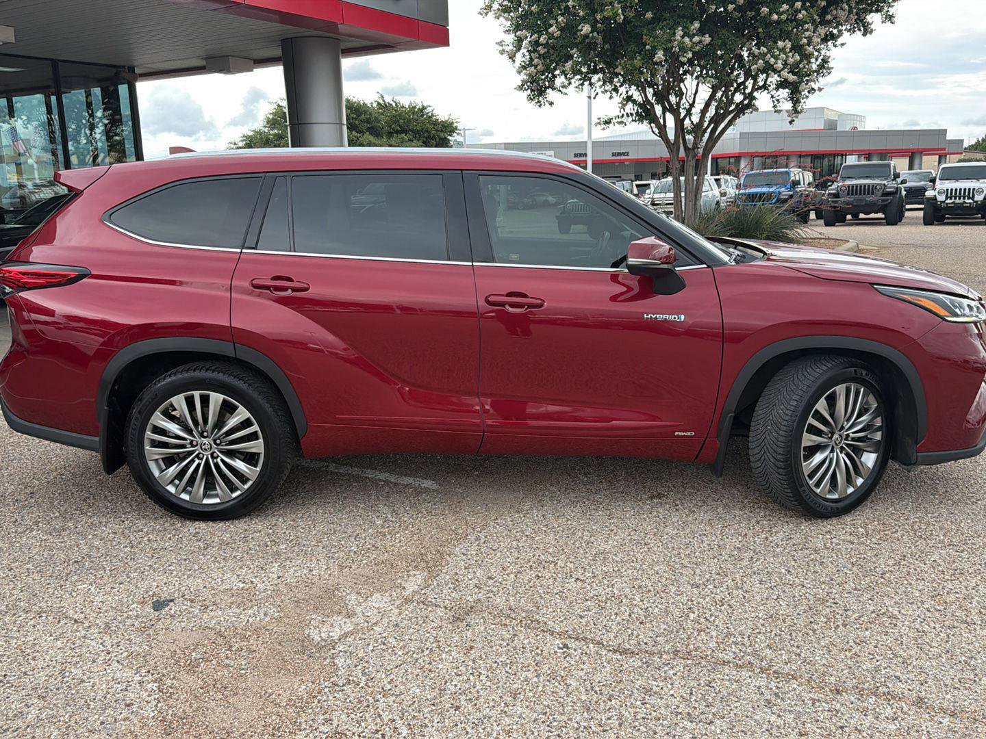 Used 2020 Toyota Highlander Platinum AWD/4WD image 2