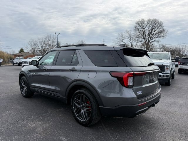 Used 2025 Ford Explorer ST-Line w/ ST-Line Street Pack AWD/4WD image 4