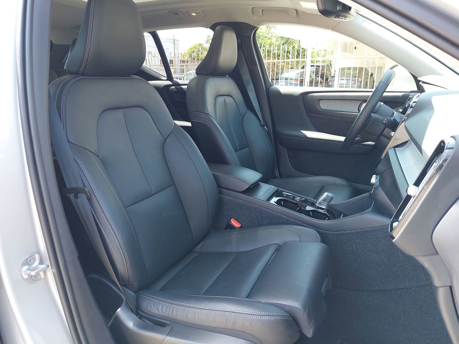 Used 2024 Volvo XC40 B5 Plus AWD/4WD image 10