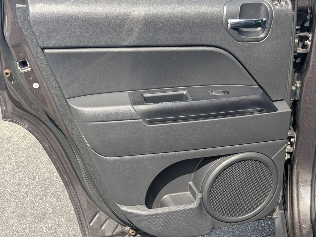 Used 2016 Jeep Patriot Latitude FWD image 18