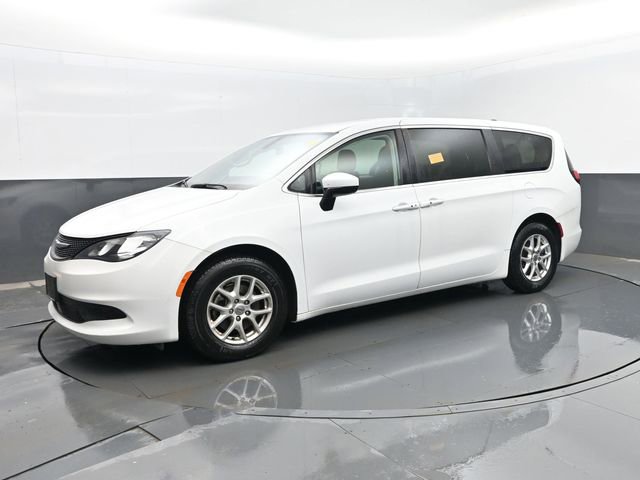 Used 2022 Chrysler Voyager LX image 1