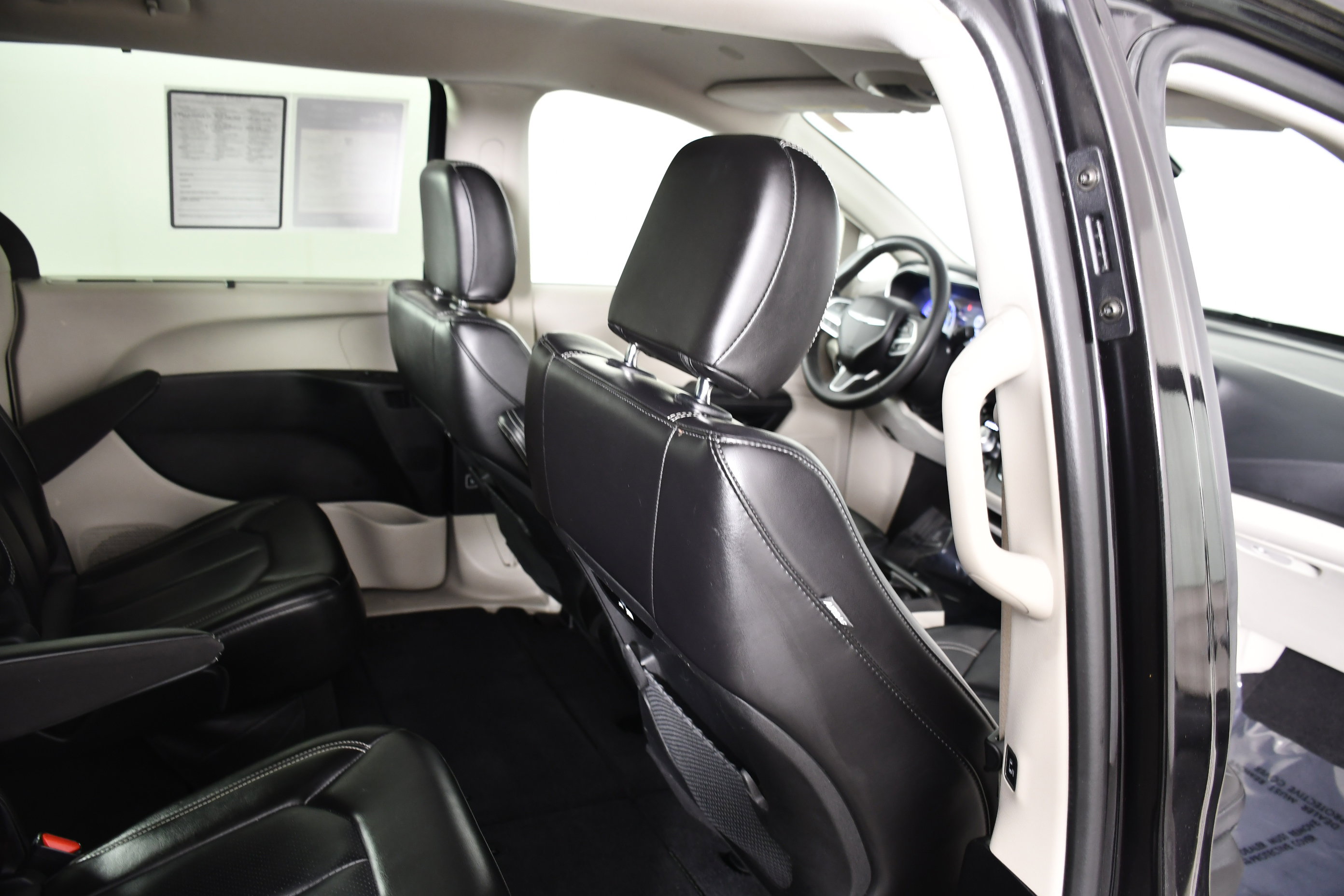 Used 2023 Chrysler Pacifica Touring-L image 43