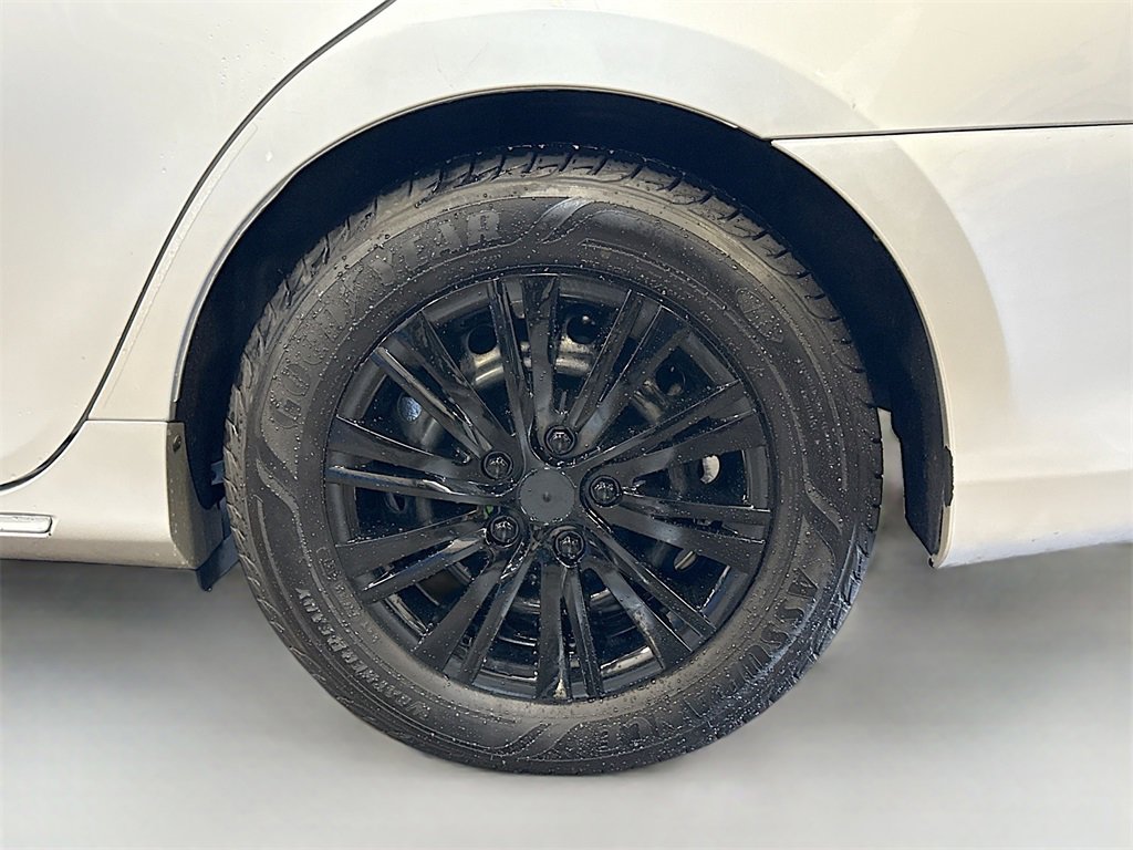 Used 2013 Toyota Camry LE image 29