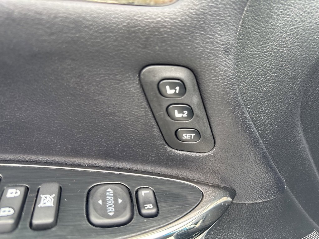 Used 2016 Toyota Avalon Limited image 15