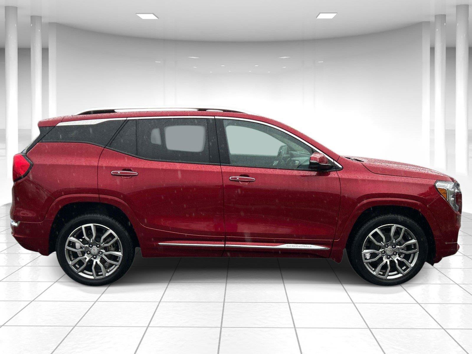 Used 2022 GMC Terrain Denali w/ Denali Premium Package AWD/4WD image 2