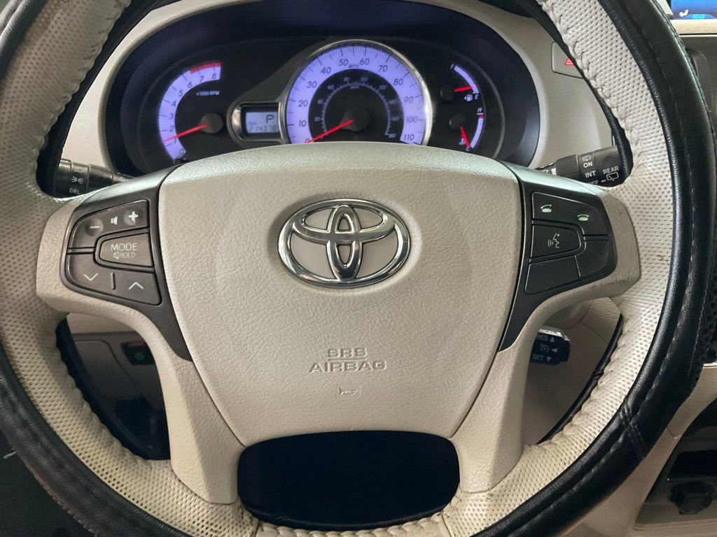Used 2013 Toyota Sienna SE FWD image 11