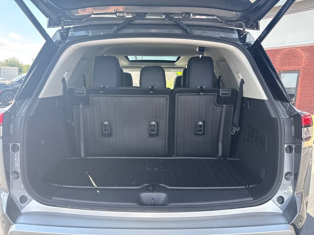 Used 2025 Nissan Pathfinder Platinum AWD/4WD image 28
