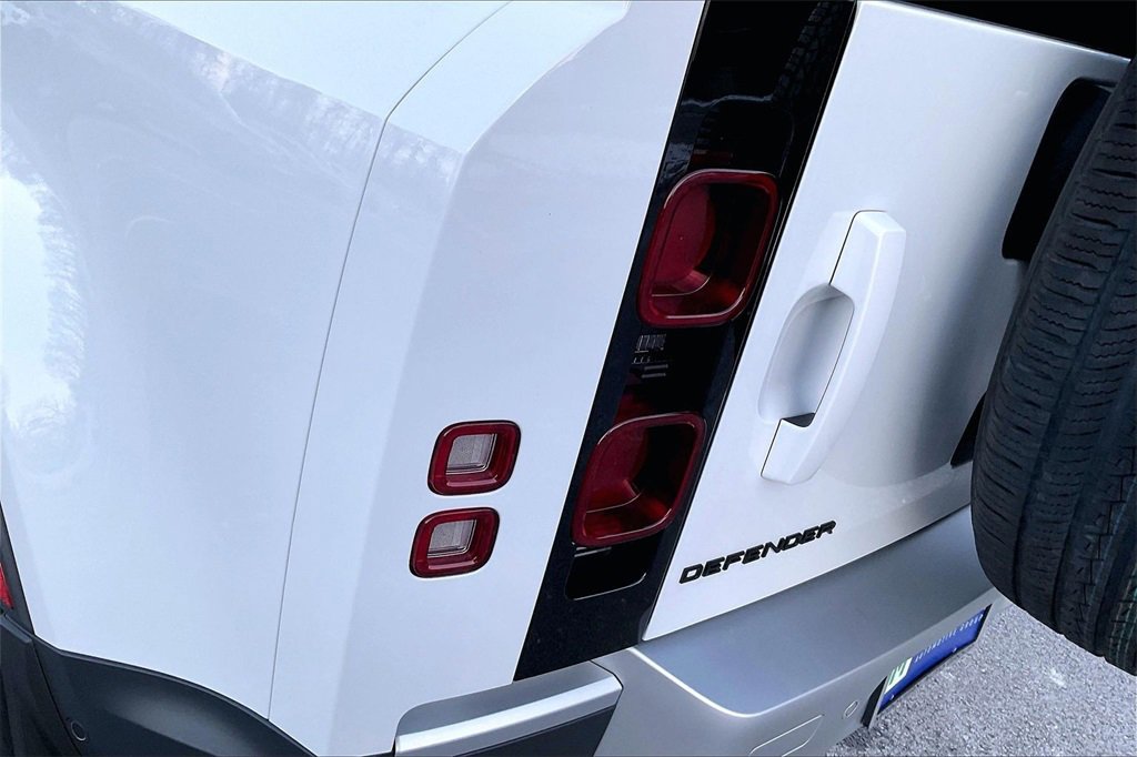 Used 2025 Land Rover Defender 110 S image 22