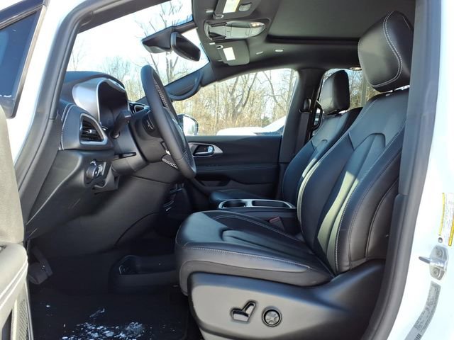 New 2026 Chrysler Pacifica Select image 13