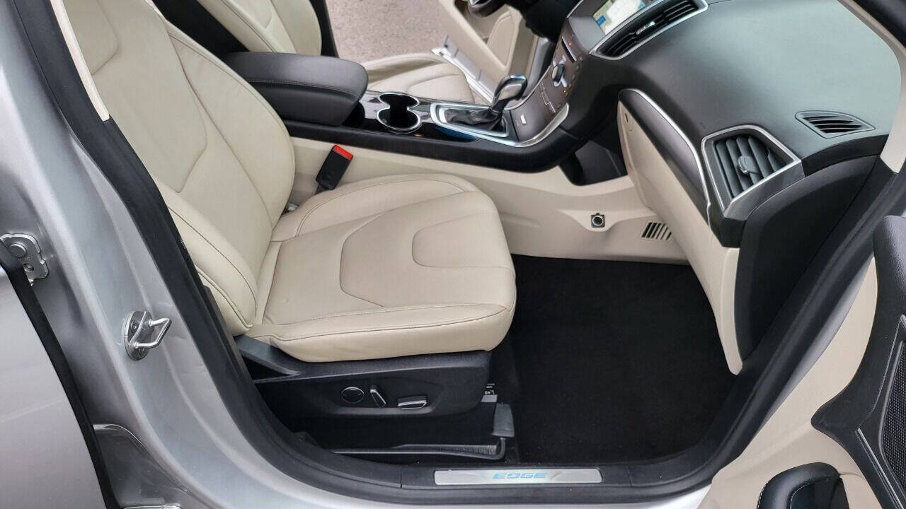 Used 2016 Ford Edge Titanium FWD image 20
