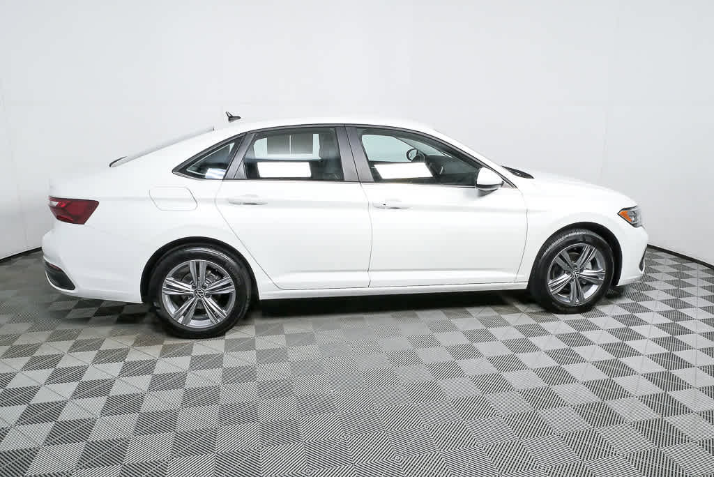 Used 2023 Volkswagen Jetta SE image 3
