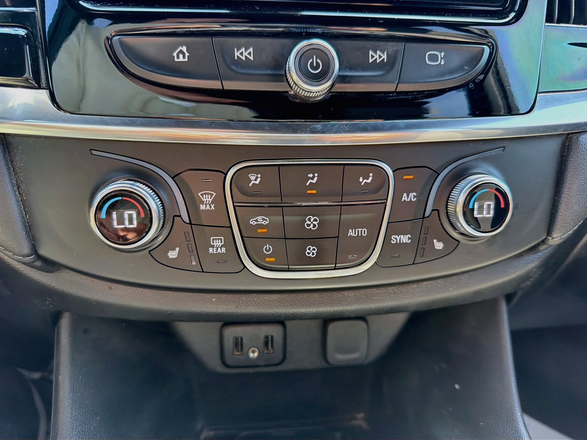 Used 2022 Chevrolet Traverse LT FWD image 18