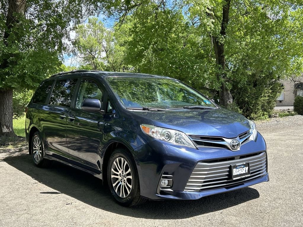 Used 2018 Toyota Sienna XLE FWD image 1