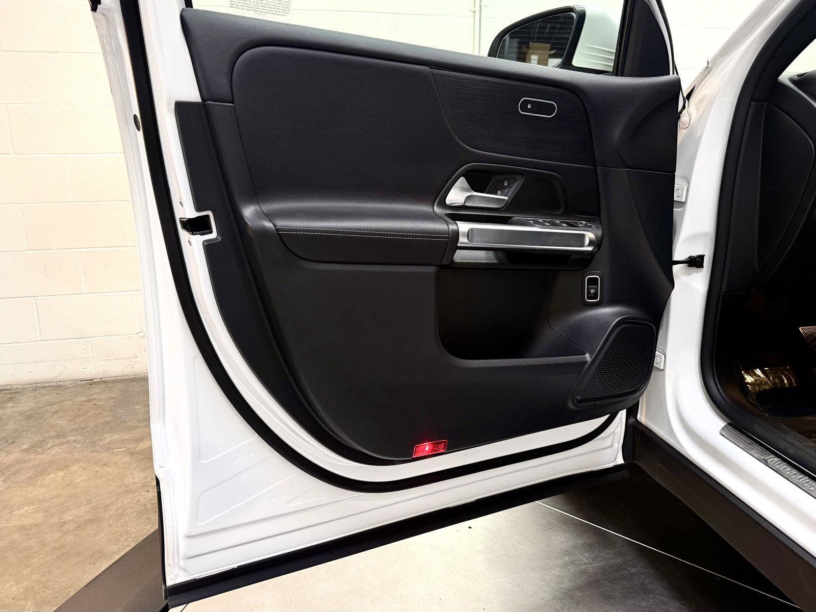 Used 2022 Mercedes-Benz GLB 250 4MATIC image 11