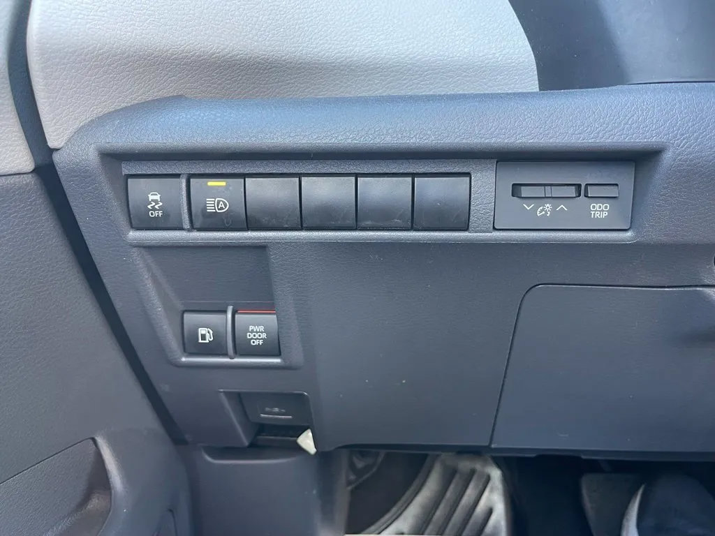 Used 2024 Toyota Sienna LE FWD image 34