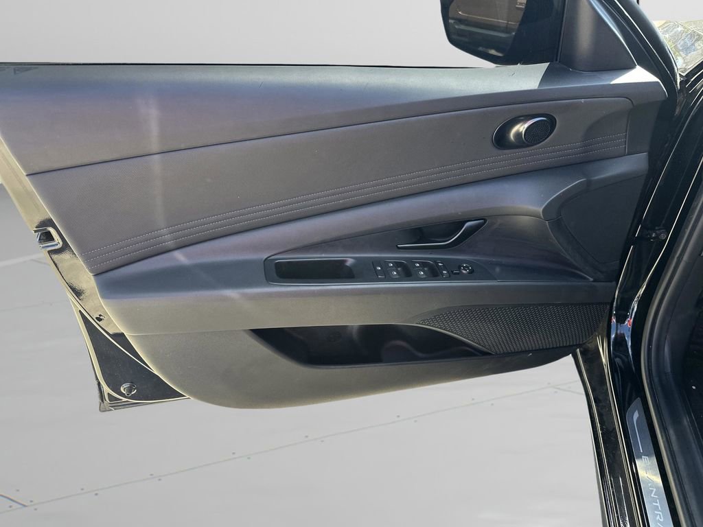 Used 2025 Hyundai Elantra Sport image 9