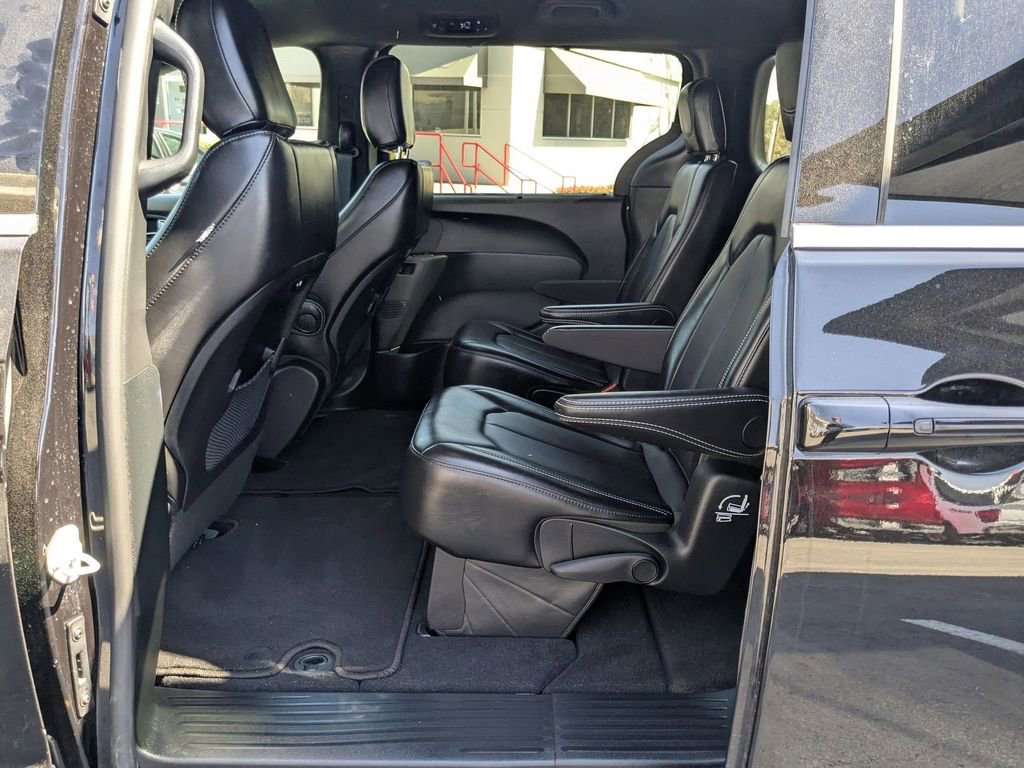 Used 2025 Chrysler Pacifica Select image 23
