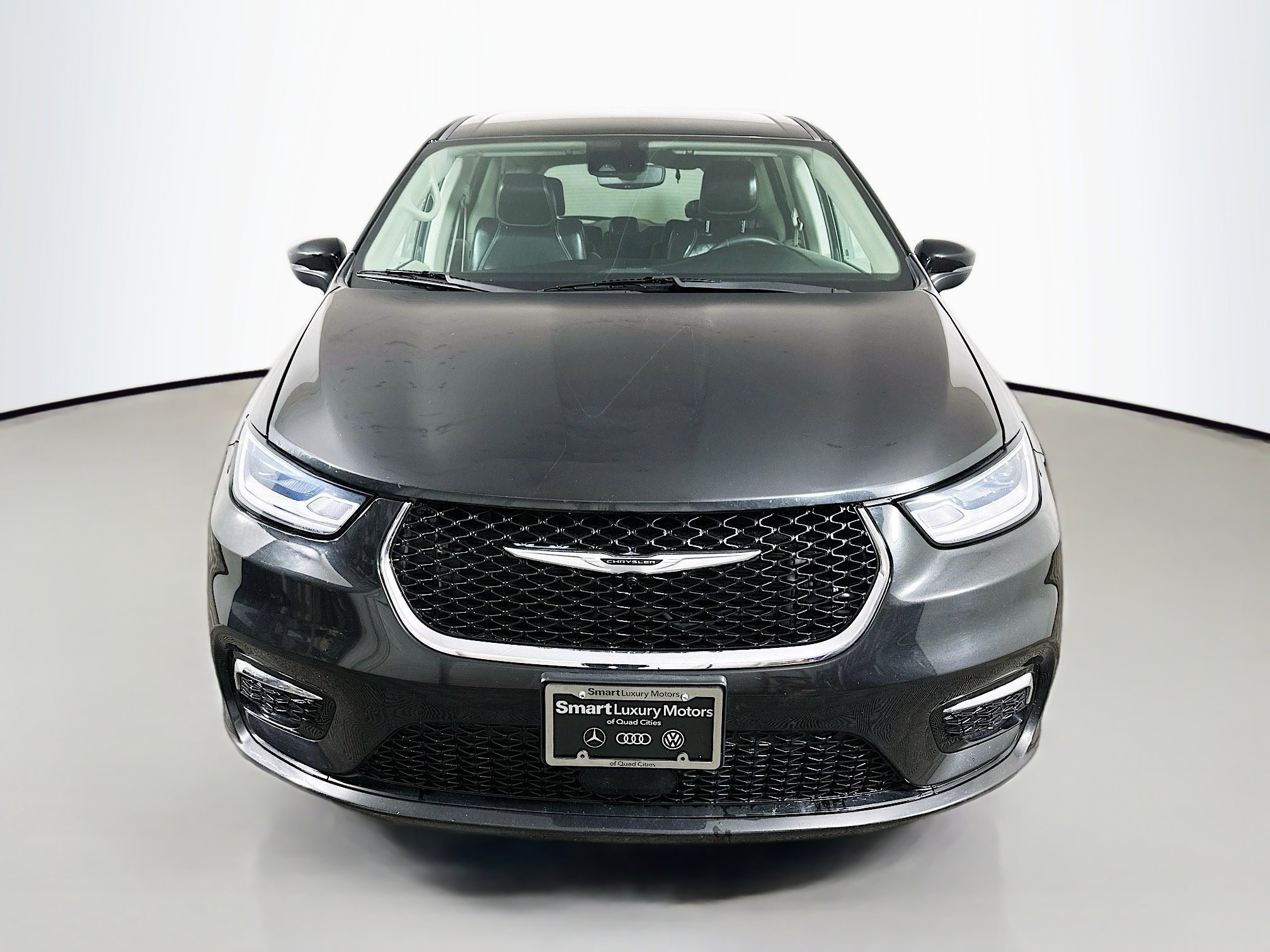 Used 2023 Chrysler Pacifica Touring-L FWD image 2