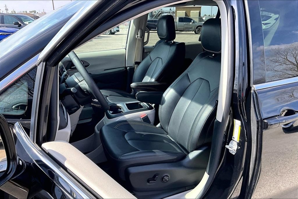 Used 2024 Chrysler Pacifica Touring-L FWD image 34
