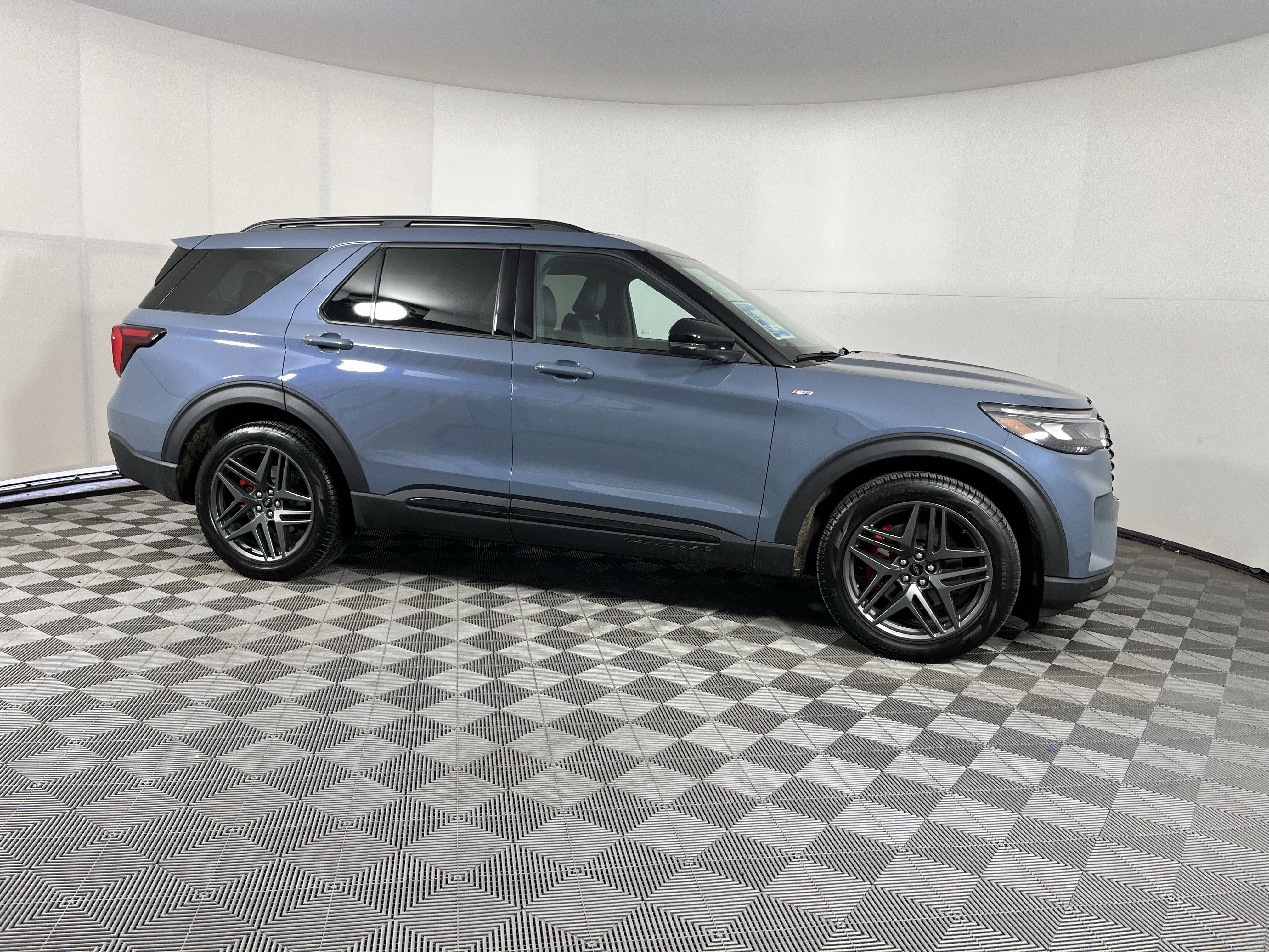 Used 2025 Ford Explorer ST-Line w/ Premium Package image 6