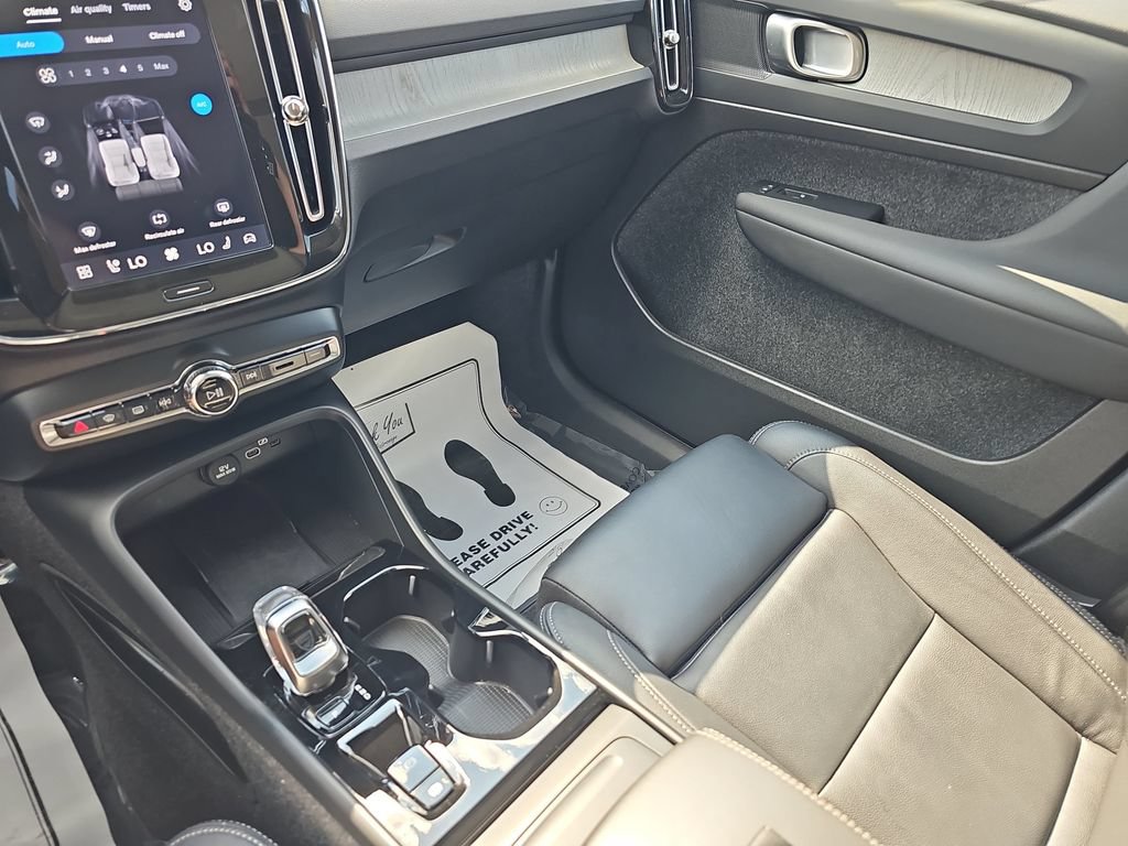 Used 2025 Volvo XC40 B5 Plus AWD/4WD image 25