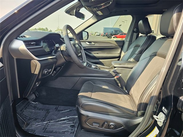 Used 2025 Jeep Grand Cherokee Altitude image 11