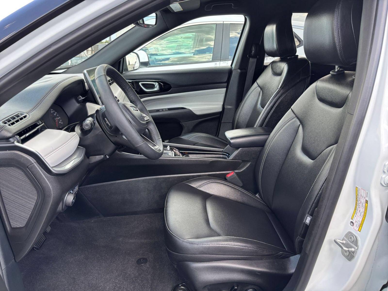Used 2025 Jeep Compass Limited AWD/4WD image 28