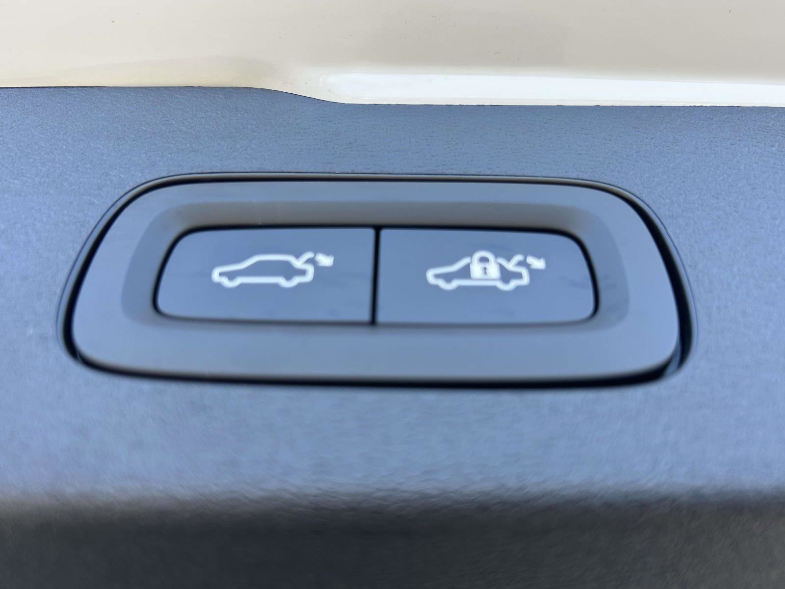 Certified 2025 Volvo V60 B5 Cross Country Plus image 21