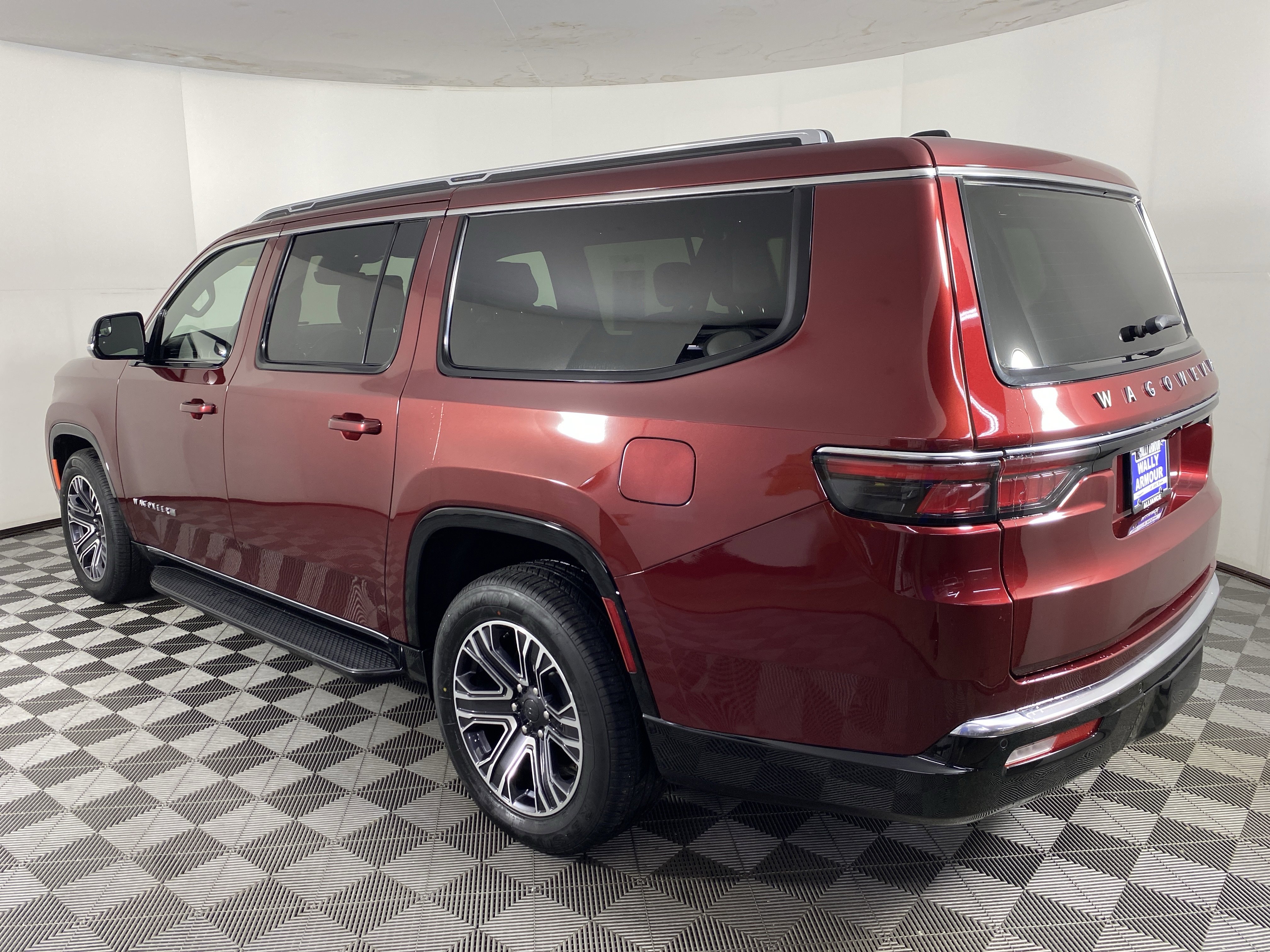 Used 2024 Jeep Wagoneer L Series II AWD/4WD image 9
