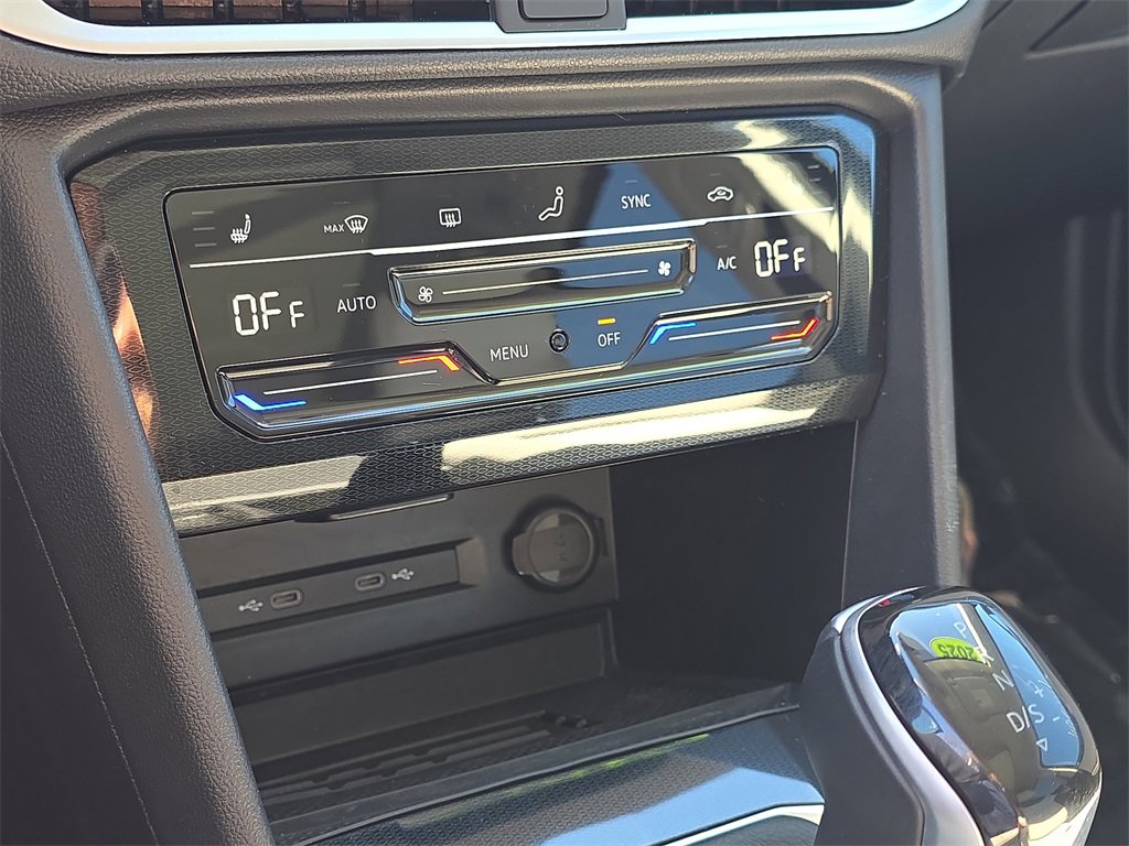 Used 2025 Volkswagen Taos SE image 22