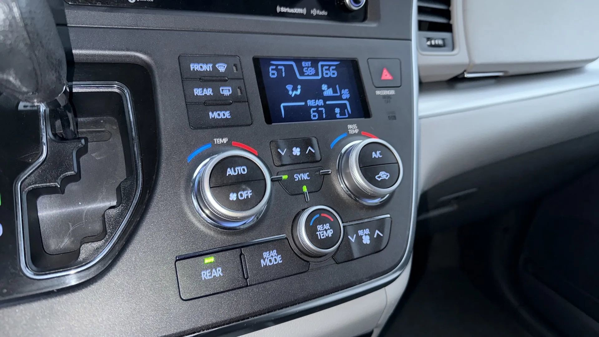 Used 2018 Toyota Sienna LE image 13