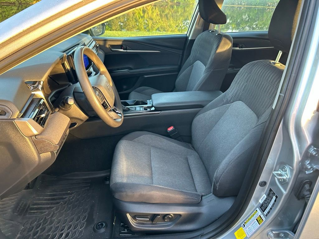 Used 2025 Toyota Camry LE w/ Convenience Package image 14